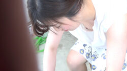 美人でエロい若ママさんの無防備な前屈み胸チラ瞬間の盗撮動画の詳細レビュー
