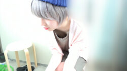 都内某読者モデルの激カワティーンの胸チラ盗撮動画レビュー：ピンクの乳首がポロリ